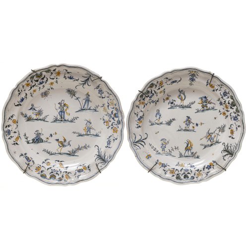 Zwei Schauplatten Fayence, farbig bemalt. Moustiers, Grotesken- Gobbi- und Fabelwesendekor. Best.,  min. rest., Risse. ø 39 cm.