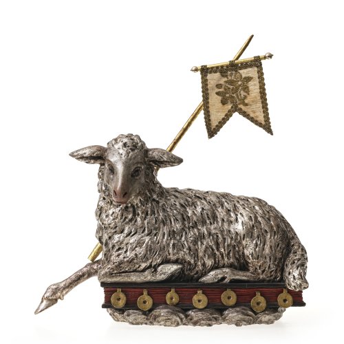 Alpenländisch, 18./19. Jh. Osterlamm auf dem Buch mit den Sieben Siegeln ruhend. Holz, geschnitzt, rücks. summarisch gearbeitet. Übergangene Polychromfassung. Guter Erhaltungszustand, rest. 24 x 32,5 cm.