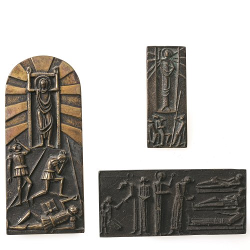 Reidel, Karl. Drei Bronzeplaketten. Religiöse Themen, z.B. Auferstehung Christi. Zweimal sign. 8,6 x 3,5 cm, 15 x 6,5 cm und 5,6 x 12,5 cm. Patina.
