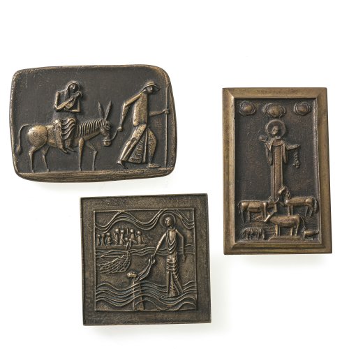 Reidel, Karl. Drei Bronzeplaketten. Religiöse Themen, z.B. Flucht aus Ägypten. Sign. 7 x 10 cm, 10 x 6,5 cm und 7,7 x 7,7 cm. Patina, poliert.