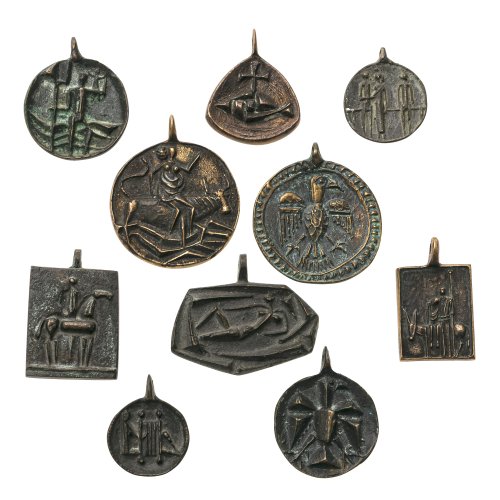 Reidel, Karl. Zehn Anhänger mit unterschiedlichen profaner und religiöser Symbolik. Bronze, mit Patina. Teilweise sign. H. 2,7-5 cm, B. 2,3-4,6 cm.