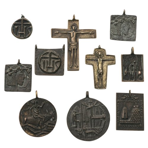 Reidel, Karl. Zehn Anhänger mit unterschiedlichen profaner und vorwiegend religiöser Symbolik. Bronze, mit Patina. Teilweise sign. H. 2,6-6,2 cm, B. 2,3-5 cm.