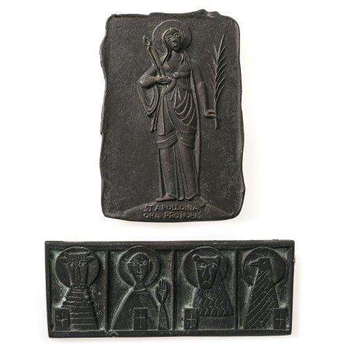 Reidel, Karl. Zwei Bronzeplaketten. Darstellung der Heiligen Apollonia und der vier Evangelisten. Sign. 17,5 x 11,5 cm und 7,5 x 19,7 cm. Patina.