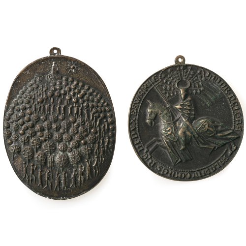 Reidel, Karl. Zwei Bronzeplaketten. Darstellung einer Pilgerprozession zum Bogenberg und eines bayerischen Ritters. Eine Plakette sign. 11,5 x 8,5 cm und 9,5 x 9 cm. Patina.