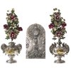 Süddeutsch, 19. Jh. Zwei Altarvasen, Holz  geschnitzt. Übergangene Silber- und Goldfarbe. Blüten aus Metall. Tw. leicht besch. H. 62-63 cm.Beschlag einer Tabernakeltür. Silberblech, getrieben.  28 x 15,5 cm. Besch., rep.