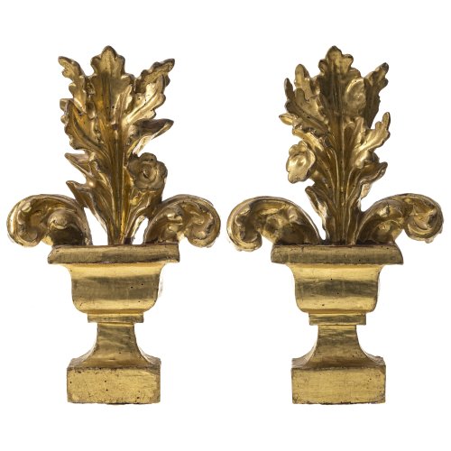 Süddeutsch, 18./19. Jh. Ein Paar Altarvasen. Holz, geschnitzt, übergangene Vergoldung, schauseitig gearbeitet. Akanthusblattwerk. Alterungsspuren, best. H. 39,5 cm.