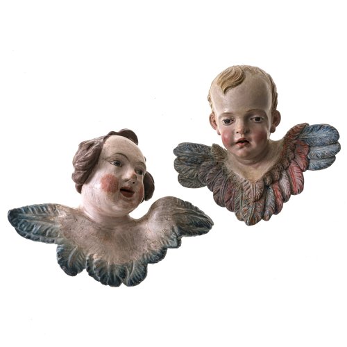 Süddeutsch, Barockstil. Zwei Puttenköpfe mit farbenfrohen Flügeln. Holz, geschnitzt. Übergangene Farbfassung. Ca. 24 x 26,5 und 24 x 31,5 cm. Guter Erhaltungszustand.