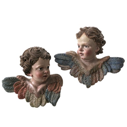 Süddeutsch, Barockstil. Zwei Puttenköpfe mit farbenfrohen Flügeln. Holz, geschnitzt. Übergangene Farb- und Inkarnatfassung. Ca. 25 x 31 und 25 x 26 cm. Minim. best.