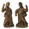 Süddt., 18./19. Jh. Lindenholz (?), vollplastisch geschnitzt. Zwei stehende Engel mit ausgebreiteten Armen. Fassung entfernt. Rücks. H. je 37 cm. Trockenrisse, besch., ein Arm fehlend.