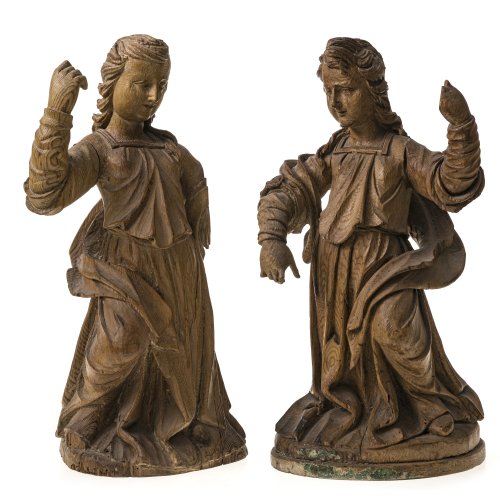 Süddt., 18./19. Jh. Lindenholz (?), vollplastisch geschnitzt. Zwei stehende Engel mit ausgebreiteten Armen. Fassung entfernt. Rücks. H. je 37 cm. Trockenrisse, besch., ein Arm fehlend.