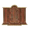 Süddt., 19. Jh. Hausschrein, Holz geschnitzt. Übergangene Farb- und Goldfassung. Mittig zwei Flügeltüren zum Öffnen. 51,5 x 67 x 14 cm. Alterungsspuren, minim. besch., teilw. ergänzt.