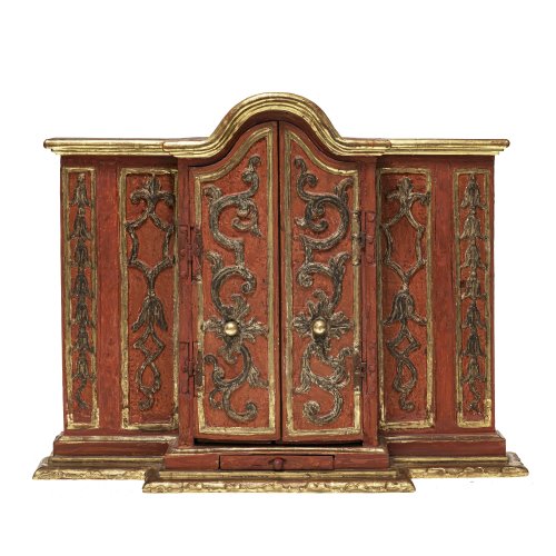 Süddt., 19. Jh. Hausschrein, Holz geschnitzt. Übergangene Farb- und Goldfassung. Mittig zwei Flügeltüren zum Öffnen. 51,5 x 67 x 14 cm. Alterungsspuren, minim. besch., teilw. ergänzt.