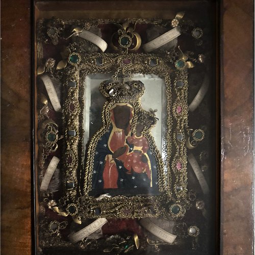 Schwarze Madonna von Tschenstochau. Klosterarbeit. Glassteine, Krülltechnik. MIt Reliquien. 22,5 x 17,3 cm.