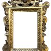 Kleiner Rahmen. Holz, vergoldet. Deutsch. Rest. 26,6 x 18,7 cm (Falzmaß), 45,5 x 32 cm (Außenmaß).