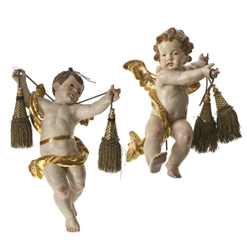 Süddeutsch, 19./20. Jh. Zwei schwebende Engel, Holz geschnitzt. Vollplastisch ausgeführt, übergangene Inkarnatfassung. Ca. 52 x 33 cm bzw. 44 x 30 cm. Minim. best., rücks. Bohrlöcher.