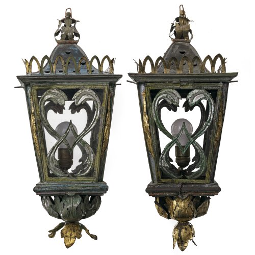 Zwei große Laternen. Historistischer Stil. Vierseitig, Metallblech. Übergangene Farbfassung. Elektrifiziert. H. ca. 62 cm. Besch., Glas fehlt, Verwitterungsspuren.