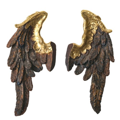 Süddt., 18./19. Jh. Ein Paar dekorative Engelsflügel im barocken Stil, Holz geschnitzt, rücks. flach gearbeitet. Übergangene Farb- und Goldfassung. Je H. ca. 70 cm, B. 34 cm. Alterungsspuren, rep. teilw. neu ergänzt.