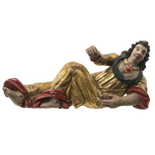 Liegende weibliche mythologische Figur. Holz, übergangene Fassung. L. 52 cm.