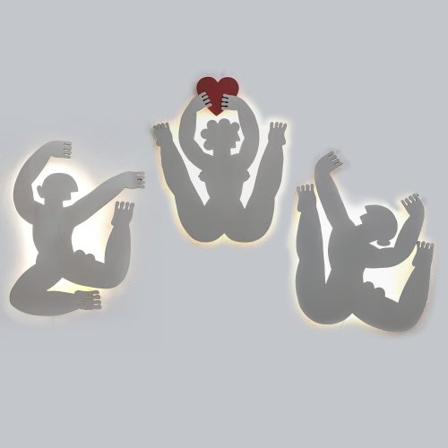 20. Jh. Entwurf von Herbert Schneider. Drei Figuren in tänzerischer Form aus Holz, weiß und rot lackiert. 83 x 111 cm, 110 x 89 cm und 82,5 x 112,5 cm. Elektrifiziert, rücks. Lampe, eine Lampe fehlt. Alterungsspuren.