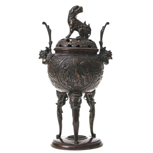 China. Räuchergefäß aus Bronze. Kugelförmiges Gefäß mit zwei gleichen Szenen im Medaillon, dargestellt sind u.a. ein Priester und Begleiter mit Windfächer und Fahne. H. ca. 31 cm, B. ca. 17 cm.  Alterungsspuren.