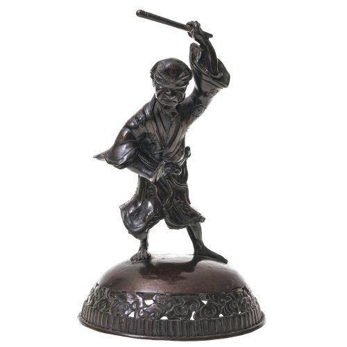 China. Aufsatz eines Deckelgefäßes aus Bronze. Flankiert mit einem Mann in kriegerischer Pose. H. 28 cm. Alterungspuren, Patina.