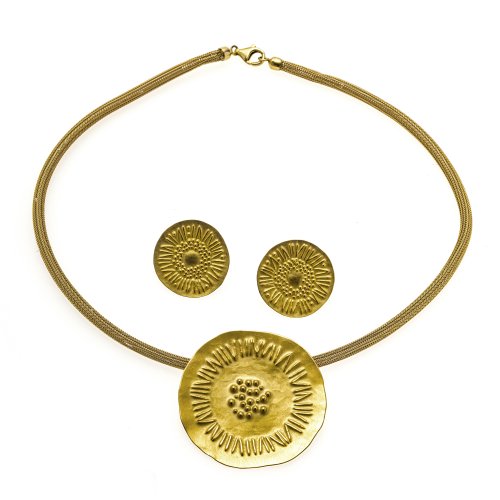 Anhänger und ein Paar Ohrstecker. Hans Hilz, Straubing. Gold. Mit goldfarbener Kordel. ø 5 cm.