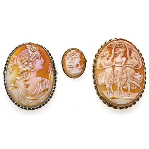 Drei  Kameenbroschen. England, mit Gold- bzw. Silbermontierung. H. 5,5-6,5 cm.