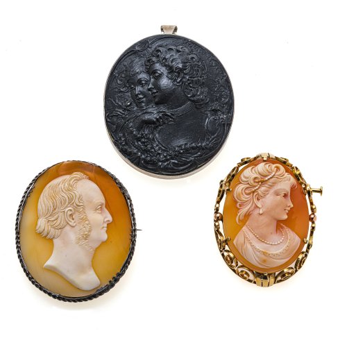 Zwei Kameenbroschen, eine Lavabrosche. Richard Wagner und Damenporträt, Lavabrosche mit zwei Profilporträts. Eine mit Haarrissen.