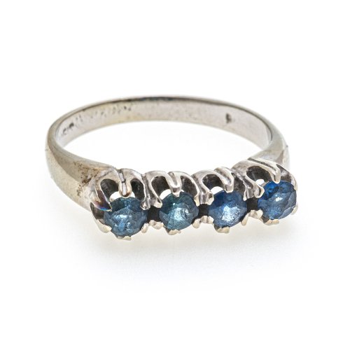 Ring mit Saphirbesatz, Weißgold. Leicht best.