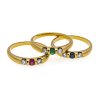 Dreiteiliger Bandringsatz mit Rubin-, Saphir-, Smaragd- und Diamantbesatz.