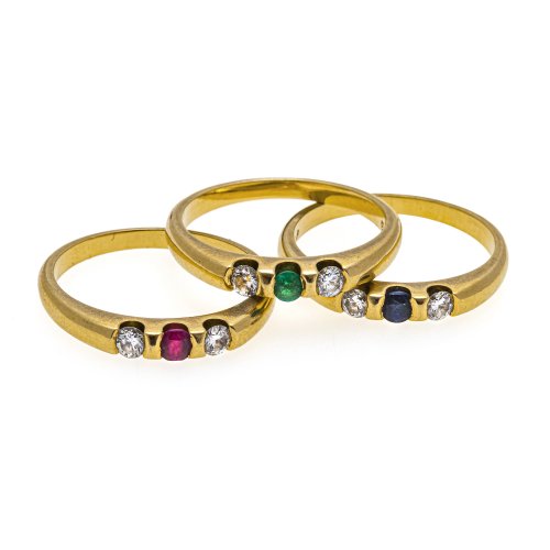 Dreiteiliger Bandringsatz mit Rubin-, Saphir-, Smaragd- und Diamantbesatz.