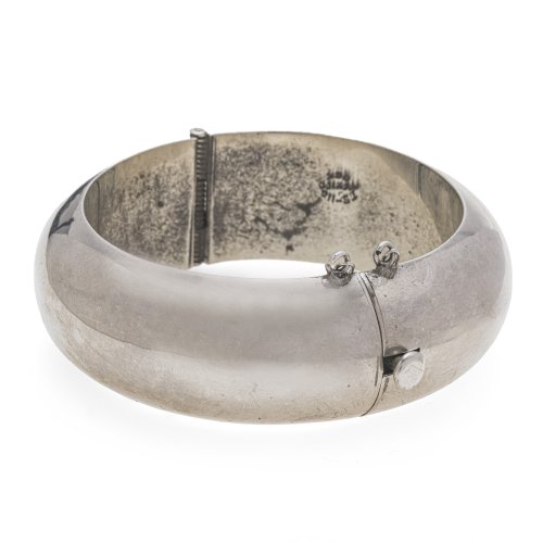 Armreif. Silber. Öse des Sicherheitskettchens besch., leichte Tragespuren.