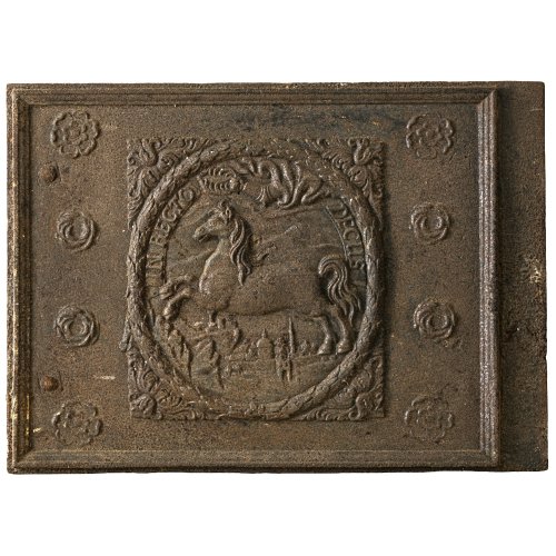 Ofenplatte. Gusseisen, Verwitterungsspuren. Mit Rundmedaillon mit Pferdmotiv und Motto  