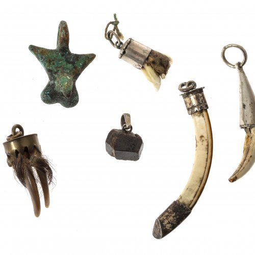 Sechs Amulette.