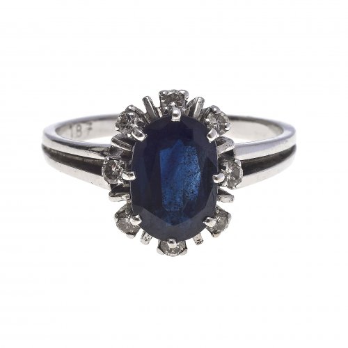 Ring. Saphir mit Brilliantbesatz. 14K. WG. Ringgröße 59