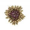 Brosche. Blütenform. 16 Rubine und 4 Diamanten. 18 K. GG.