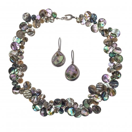 Collier und ein Paar Ohrgehänge mit Perlmuttbesatz.