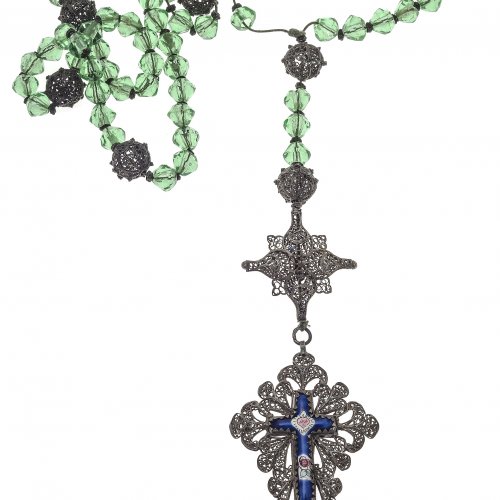 Rosenkranz. Farbige Glasperlen.  L 62 cm.