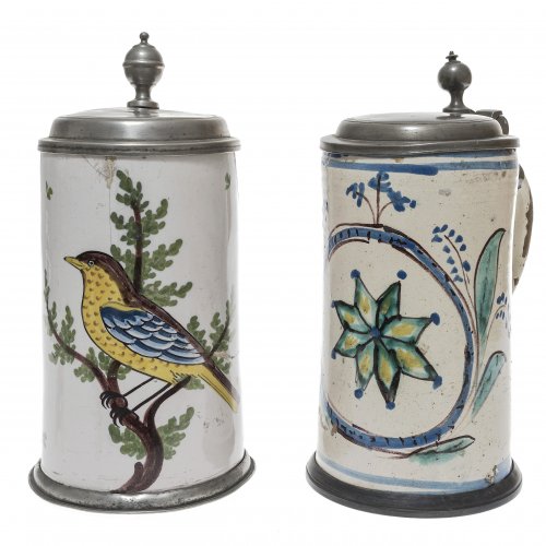 2 Walzenkrüge. Deutsch, 18./19. Jh. Vogel und Blumendekor. Rep., besch. H. je ca. 23 cm.