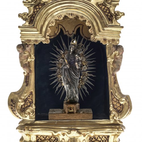 Muttergottes im Schrein. Silber, teilvergoldet. 17./18. Jh. Späterer Holzschrein H. 33 cm, Muttergottes H. 11 cm.