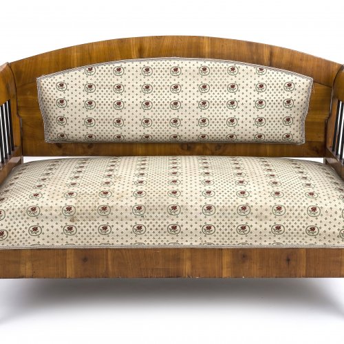 Sofabank. Deutsch, 19. Jh. Kirschbaum. 93 x 155 x 65 cm.