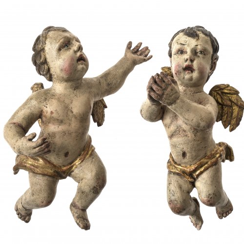 Zwei Putti. Süddeutsch, 18./19. Jh. Übergangene Farbfassung. Erg., besch. H., je ca. 29 cm.