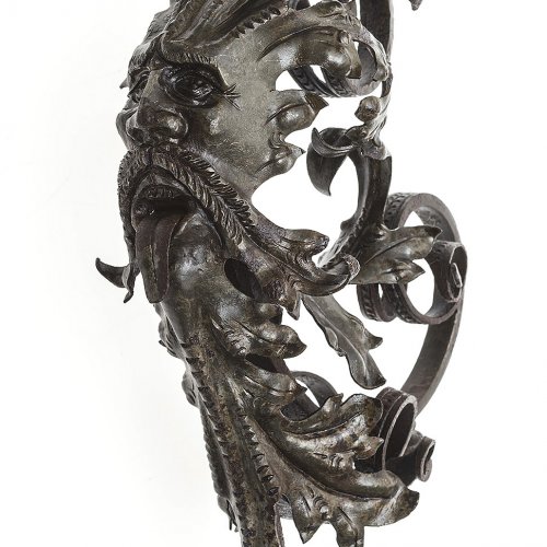 Maskaron. Schmiedeeisen. Tirol, 18./19. Jh. L. 33 cm.