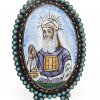 Medaillon. Email. Brustporträt eines jüdischen Propheten, mit hebräischer Inschrift. Einrahmung mit Türkisperlen. H. 11,5 cm. Berieben.