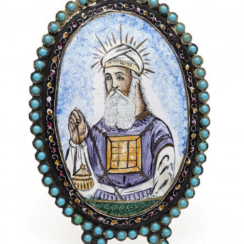 Medaillon. Email. Brustporträt eines jüdischen Propheten, mit hebräischer Inschrift. Einrahmung mit Türkisperlen. H. 11,5 cm. Berieben.