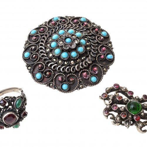 Trachtenschmuck: Ring, zwei Broschen. Türkis- und Steinbesatz.