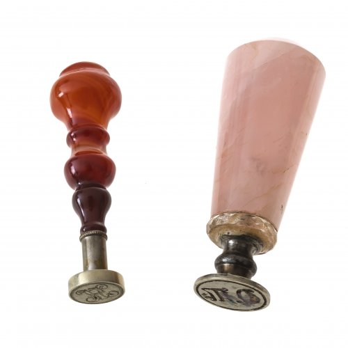 Zwei Petschaften. Rosenquarz und Achat. H. 7,5-8 cm.