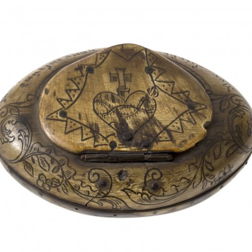Sterzinger Horndose. Mit Herz Jesu, rückseitig hl. Joseph. L. 8 cm.