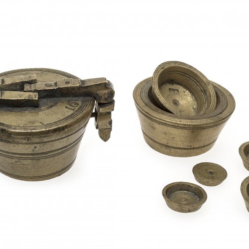 Gewichtssatz. Bronze. Becherform. H. 3 cm.