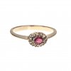Ring. Kleiner Rubin mit Perlen. 14 K GG.